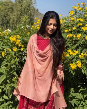 Kinjal Rajpriya Instagram - सुहानी धूप, गुलाबी ठंड और शादी का माहौल 🌺 #VatavaranVibes
