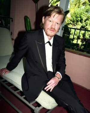 Kirsten Dunst Instagram - Kirsten Dunst and Jesse Plemons attended the 82nd Golden Globes in custom Gucci designs by Creative Director @sabatods. Kirsten wore a 1930s-inspired gown with a velvet bodice, an open back with crystal-embroidered details, and a silk cady skirt that flows into a long train. Jesse, a nominee for Best Performance by a Male Actor in a Motion Picture, Musical or Comedy for ‘Kinds of Kindness,’ wore a wool double-breasted peak lapel tuxedo with satin detailing, a silk bow tie, and leather shoes. 

#GoldenGlobes #KirstenDunst #JessePlemons