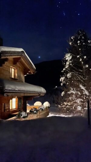 Kirstie Allsopp Instagram - Happy New Year, I hope 2025 brings health & happiness for all those you love.
I took these yesterday when I woke up, except for the last one, which was last night. The fashion for chalets is often furry rugs & modem furniture but I’d never manage to pull that off. This little chalet is full of our favourite things,  including a dresser bought from the @lacquerchest, many finds from @fountain_antiques_honiton, a sofas a covered in @bennisonfabricsuk that I snapped up at their amazing annual sale and a couple of my favourite cushions from @mirandawilles I hope you love it as much as I do. Thank you for following me & taking an interest in this mad life of ours. This year it is 25 years since @c4locationsofficial hit our screens, quite a thought 😳