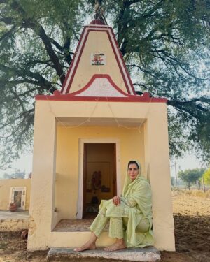 Kirti Kulhari Instagram - It’s time to say #goodbye to #2024 with warmth and #gratitude in my heart and a lightness to my being… 
#2024 was a tough year for me and  most people I know but like everything else, this is passing too 😊
#love and #hope prevail and they pave the way for 2025 for me ❤️ 

P.S - this is a small #hanumanji temple in our #village house and m really happy that I am in my village this new years .. something very special and grounding about it .. 🙏💕