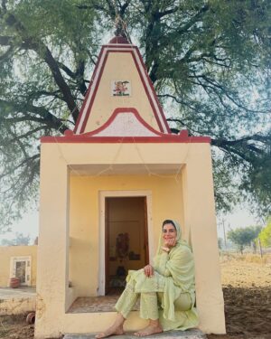 Kirti Kulhari Instagram - It’s time to say #goodbye to #2024 with warmth and #gratitude in my heart and a lightness to my being… 
#2024 was a tough year for me and  most people I know but like everything else, this is passing too 😊
#love and #hope prevail and they pave the way for 2025 for me ❤️ 

P.S - this is a small #hanumanji temple in our #village house and m really happy that I am in my village this new years .. something very special and grounding about it .. 🙏💕