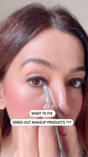 Kiwi Tandon Instagram - Used by many celebrity makeup artists and professionals, this Inglot Makeup duraline Fixer is a must-have in every vanity. ✨( linked in broadcast channel ) 

Not only does it set your makeup flawlessly, but it’s also a game-changer for liquid lipsticks that tend to smudge. Simply apply it over your lipstick, and it instantly becomes transfer-proof.

This multitasking product is especially useful for reviving gel liners and liquid lipsticks, mascaras which can dry out over time. 

Considering how expensive these products are, it’s heartbreaking to throw them away. Just add a few drops of this makeup fixer, and your dried-out products will be as good as new for a few more months. 

THANK ME LATER 🫢😎

(Makeup tips , makeup fixer, makeup products, makeup hacks , makeup reel, beginner makeup)
#makeuptip #makeuphacks #makeuptricks #affordablemakeup #luxurymakeup #luxuryproducts #highendmakeup #geleyeliner #howtofix #indiareel #beginnermakeup #stepbysteptutorial #makeupproducts #bestmakeup #makeupfixer #inglotcosmetics #inglotmakeup #smudgeproofmakeup #smudgeproofkajal #liquidlipstick #longlastingmakeup
