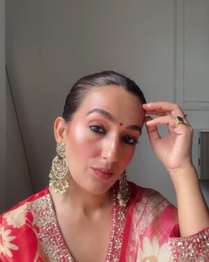 Kiwi Tandon Instagram - 🪔Stepping in to a festive month with grace and ethnic vibes ✨✨

(Festive outfits, festival looks, karwachauth outfits, Diwali look, karwachauth makeup, Diwali makeup, ethnic wear, myntra finds ) 

#ethniclook #karwachauthspecial #diwalioutfit #karwachauth2024 
#karwachauthoutfit #karwachauthmakeup #diwalimakeup #brownskingirl #explore #makeupinspiration #fashioningluencer #festivaloutfits #grwm #indianfashionblogger #indianfashionblog #indiansuits #kurtasets #festivalkurtasets #browngirlbloggers #outfitinspirations #indianfestivals #navratri2024 
#weddingmakeup #newlywed #selfmakeup