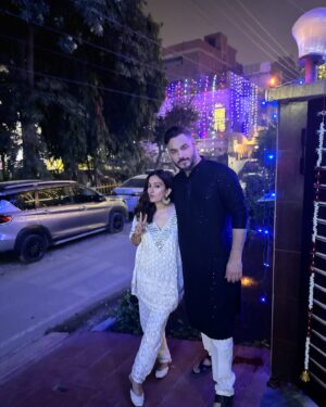 Kiwi Tandon Instagram - घर 🏠 ❤️✨

Glimpse of the love and happiness I’ve been surrounded by. 🧿 
last couple of weeks have been filled with countless memories, laughter, and warmth and food Ofcorse 😋

And a much needed break for me after long time .

AND YES , rangoli made by me 🙋🏻‍♀️😎

(Family , couples, Diwali, beauty influencers, makeup , selfies,)
#beautyinfluencer #makeupinfluencer #indianmakeupartist #diwali2024 #newyear2025 #selfies #selfmakeup #familypic #vacation #explore #gratitude #delhi #delhigram #youandme #coupleselfie #instaselfies #ootd #bhaidooj #siblings