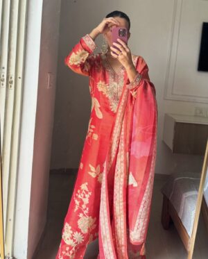 Kiwi Tandon Instagram - 🪔Stepping in to a festive month with grace and ethnic vibes ✨✨

(Festive outfits, festival looks, karwachauth outfits, Diwali look, karwachauth makeup, Diwali makeup, ethnic wear, myntra finds ) 

#ethniclook #karwachauthspecial #diwalioutfit #karwachauth2024 
#karwachauthoutfit #karwachauthmakeup #diwalimakeup #brownskingirl #explore #makeupinspiration #fashioningluencer #festivaloutfits #grwm #indianfashionblogger #indianfashionblog #indiansuits #kurtasets #festivalkurtasets #browngirlbloggers #outfitinspirations #indianfestivals #navratri2024 
#weddingmakeup #newlywed #selfmakeup