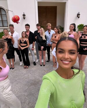 Klaudia El Dursi Instagram - Od 5 lat rok w rok o tej porze skrzętnie pakowałam walizki i leciałam w nieznane rozpoczynając cudowne przygody kręcąc kolejne sezony Hotelu Paradise. Na przestrzeni tych lat na planie łącznie spędziłam rok i 4 miesiące. 
Tym razem jest inaczej.. Choć walizki były już spakowane, to jednak ja nigdzie nie lecę, niestety zabraknie mnie na Filipinach, gdzie będą kręcone nowe edycje HP 💔
Przyznam, że nie była to dla mnie łatwa decyzja, trochę jakbym musiała oddać cząstkę siebie. Wiem jednak, że to jest jedyne słuszne rozwiazanie dla dzieciątka które rośnie w moim brzuszku 🫶🏽
Ale nie obawiajcie się, Hotel będzie i będzie 🔥
A cudowania Edyta Zając przejmie stery. Dajcie jej trochę wsparcia ❤️