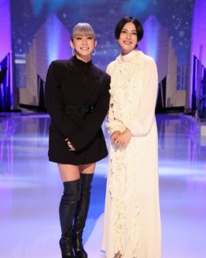 Ko Shibasaki Instagram - MUSIC FAIRでは倖田來未さんと初めてコラボ歌唱🎤
あいのうた〜かたちあるものを一緒に歌うことができました！くぅちゃん素敵な歌声をありがとうございました🫶

THE RAMPAGE 岩谷翔吾さんは、親友の横浜流星さん原案・初の書き下ろし小説で今年作家デビュー！㊗️

#倖田來未
#あいのうた
#かたちあるもの
#therampage
#岩谷翔吾
#選択