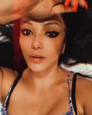 Koena Mitra Instagram - Surround yourself with people who want to see you WIN ✌🏽🌟😎 

#traveler #lovemyjob #lovemylife❤️ #location #bodypositivity #bodypositive #beautyinfluencer #beautyshoot #beautynails #fashion #moviemaker #bollywood #bollywoodactress #bollywoodfashion #bollywoodfamily