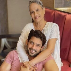 Koena Mitra Instagram - More strength to you Mamma Shukla 🧿 🙏🏼

#siddharthshukla 💝