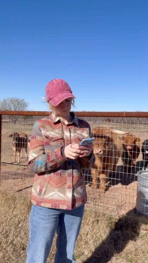 Kris Collins Instagram - Become a farmer today without all the dirt and sweat with Hay Day🧑‍🌾🐄 #HayDay @hayday