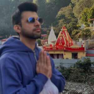 Krishna Mukherjee Instagram - Ram Ram🙏🏻 
I have been waiting since 2 years for baba’s darshan🥰 and finally starting 2025 with Neem karoli baba’s blessings🙏🏻 Jai Gurudev🙏🏻♥️ 
God bless everyone.