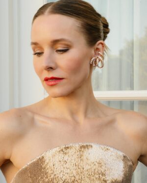 Kristen Bell Instagram - ✨Golden Globes✨ thank you @chanel.beauty 

Hair @jennychohair 
Makeup @quinnmurphy 
Stylist @nicolechavezstyle 
Nails @nailartbyqueenie 
Photographer @jgeigs 

@welovecoco