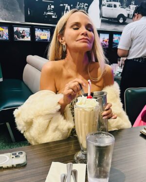 Kristin Chenoweth Instagram - The end of this year (Q4, if you will!) has been the most beautiful whirlwind. So much love. So much happiness.