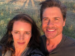 Kristin Davis Instagram - I love to hear that so many of you are watching Holiday in the Wild on Netflix! It was a dream job based on my experiences in elephant conservation . Thank you to @roblowe for being the best co-star and @johnnylowe for playing my pretend son ♥️
🐘🎄