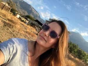 Kristin Davis Instagram - I love to hear that so many of you are watching Holiday in the Wild on Netflix! It was a dream job based on my experiences in elephant conservation . Thank you to @roblowe for being the best co-star and @johnnylowe for playing my pretend son ♥️
🐘🎄