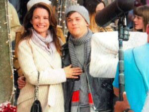 Kristin Davis Instagram - I love to hear that so many of you are watching Holiday in the Wild on Netflix! It was a dream job based on my experiences in elephant conservation . Thank you to @roblowe for being the best co-star and @johnnylowe for playing my pretend son ♥️
🐘🎄