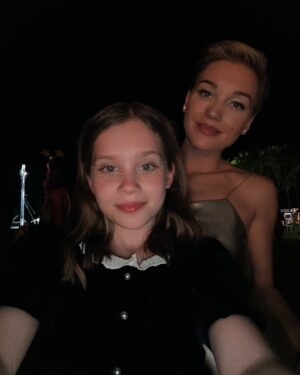 Kristina Asmus Instagram - С Днём рождения, самый совершенный человек! 🎈🪄 Тебе исполнилось 11 лет!!! Ты стремительно меняешься и помогаешь другим меняться и видеть красоту 🔎
Я никогда не смогу тебе соответствовать. Ты чище меня во всём, смелее, тоньше, восприимчивей. В тебе запредельное количество эмпатии и ты отчётливо видишь свет даже в самой непроглядной тьме 🌱
Спасибо за сниженную требовательность к моим ошибкам 😅 И спасибо за то..какой ты друг! Лучший друг!! Нет ничего красивей в этом мире, чем твоя озорная улыбка 🛸 Нет ничего счастливей, чем то, как ты взяла меня сегодня за руку под водой, когда мы плавали с масками 🥽
Настя, светлый и звонкий человек!! Я люблю тебя! Ничего не бойся, я рядом!!! 🦄