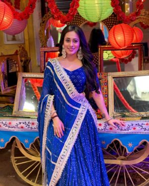 Krutika Desai Khan Instagram - #Announcement Watch me in the best and number one show ANUPAMA on Indian Television as PAKHI only on STAR PLUS at 10pm Monday to Sunday 💫♥️⭐️

Feeling grateful & thankful to @rajan.shahi.543 @directorskutproduction @vivek.jain.1213 @sanyukta1294 @starplus & the entire team for having trust and faith in me 🙏🏻😇❤️

Indeed a Happy Diwali & a prosperous New Year 🪔🌟

Thank you Universe 🪬🧿✨

THU THU THU

(Krutika Desai, Anupama, Pakhi, Daily soap, Television, Star Plus, Actor, New Beginnings, Happiness, Blessed, Universe, Thankful, Grateful, Spread Love)

#KrutikaDesai #Anupamaa #Pakhi #StarPlus #NewBeginnings #LateAnnouncement #October #Diaries #Actor #ActorsLife #DailySoap #NewShow #Television #ThankYouUniverse #Thankful #Grateful #Blessed #Happy #PositiveVibes #ThuThuThu #SpreadLove