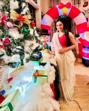 Krutika Desai Khan Instagram - Merry Christmas 2024 🎄❤️

#krutikadesai #kd #merrychristmas #2024 #december #lights #star #carol #secretsanta #gifts #jinglebells #winter #snow #best #festive #season #love #blessed #prayer #manifestation #gratitude #kindness #bliss #bts #anupamaa #pakhi #starplus #dkp #positivevibes #spreadlove