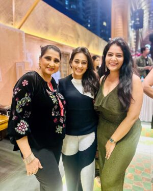 Krutika Desai Khan Instagram - Aao Kabhi Haveli pe 👳🏻‍♂️ Celebrating two milestones 🎉 
Birthday Bash of our wonderful director @romeshkalra sir 🥳 and Launch of @sardaarji_restaurant 🎊 Thank you @rajan.shahi.543 Sir & @romeshkalra Sir for having us with the @directorskutproduction Family 💃🏻🪩🕺
Congratulations @rajan.shahi.543 @rajkalra1 @romeshkalra for the new venture of @sardaarji_restaurant 💐🍾🥂
A night to remember filled with joy, smiling faces, amazing food, dance, masti & lots of love ♥️ 

#krutikadesai #kd #anupamaa #dkp #family #fun #love #laughter #birthday #bash #launch #event #party #famjam #friday #night #potd #instagram #positivevibes #gratitude #spreadlove