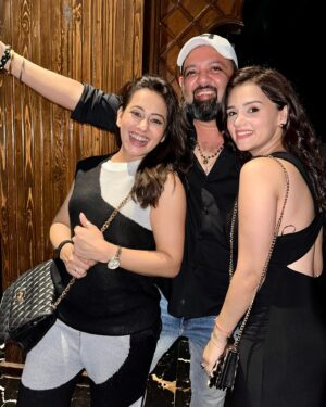 Krutika Desai Khan Instagram - Aao Kabhi Haveli pe 👳🏻‍♂️ Celebrating two milestones 🎉 
Birthday Bash of our wonderful director @romeshkalra sir 🥳 and Launch of @sardaarji_restaurant 🎊 Thank you @rajan.shahi.543 Sir & @romeshkalra Sir for having us with the @directorskutproduction Family 💃🏻🪩🕺
Congratulations @rajan.shahi.543 @rajkalra1 @romeshkalra for the new venture of @sardaarji_restaurant 💐🍾🥂
A night to remember filled with joy, smiling faces, amazing food, dance, masti & lots of love ♥️ 

#krutikadesai #kd #anupamaa #dkp #family #fun #love #laughter #birthday #bash #launch #event #party #famjam #friday #night #potd #instagram #positivevibes #gratitude #spreadlove