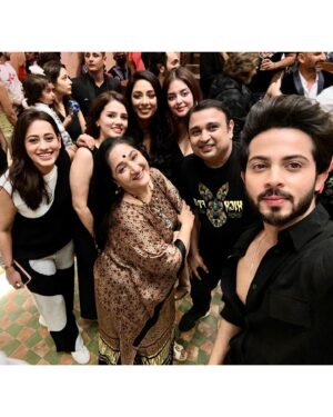 Krutika Desai Khan Instagram - Aao Kabhi Haveli pe 👳🏻‍♂️ Celebrating two milestones 🎉 
Birthday Bash of our wonderful director @romeshkalra sir 🥳 and Launch of @sardaarji_restaurant 🎊 Thank you @rajan.shahi.543 Sir & @romeshkalra Sir for having us with the @directorskutproduction Family 💃🏻🪩🕺
Congratulations @rajan.shahi.543 @rajkalra1 @romeshkalra for the new venture of @sardaarji_restaurant 💐🍾🥂
A night to remember filled with joy, smiling faces, amazing food, dance, masti & lots of love ♥️ 

#krutikadesai #kd #anupamaa #dkp #family #fun #love #laughter #birthday #bash #launch #event #party #famjam #friday #night #potd #instagram #positivevibes #gratitude #spreadlove