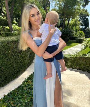 Ksenia Sukhinova Instagram - Когда я пришла первый раз на УЗИ, УЗИ-диагност спрашивает меня: 
- Вы кого хотите? 
- Мальчика 
- Вот и получайте мальчика))
Артём родился именно таким, каким я себе его представляла: голубоглазый блондин с очаровательной улыбкой, озорным взглядом, веселый, усидчивый, интересующийся, нежный и общительный мальчик🙏🏻 И пока ты не вырос, мы буду защищать тебя, лишь бы ты вырос счастливым и свободным человеком. С первым годом твоей жизни. Мы тебя очень любим 🙏🏻❤️