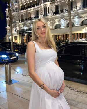 Ksenia Sukhinova Instagram - Скоро ровно год как на свет появилось мое счастье, мой лучик света: веселый, жизнерадостный, уравновешенный и очень общительный мальчик. Говорят же, что беременность и состояние мамы очень влияет на малыша))🤞🏻🙏🏻😅 моя прошла как в самых лучших моих мечтах, я чувствовала себя просто потрясающе. Было много энергии, улыбок, смеха, счастья и любви. Очень много ходила пешком, по 10км, практически каждый день. Причем, на 8м-9м месяце, было жарко,как в Сахаре)), но и это меня не останавливало)) Было также много волос))) и самая красивая кожа, которая когда- либо у меня была)) А еще я мечтала, как многие современные мамочки, быть стройной и выйти из роддома в таком же весе, как я и была до беременности. В итоге, все мечты сбылись)) за время беременности я набрала 9 кг, а вышла из роддома меньше чем я была до родов, но уже с комочком самого главного счастья моей жизни 🙏🏻