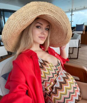 Ksenia Sukhinova Instagram - Скоро ровно год как на свет появилось мое счастье, мой лучик света: веселый, жизнерадостный, уравновешенный и очень общительный мальчик. Говорят же, что беременность и состояние мамы очень влияет на малыша))🤞🏻🙏🏻😅 моя прошла как в самых лучших моих мечтах, я чувствовала себя просто потрясающе. Было много энергии, улыбок, смеха, счастья и любви. Очень много ходила пешком, по 10км, практически каждый день. Причем, на 8м-9м месяце, было жарко,как в Сахаре)), но и это меня не останавливало)) Было также много волос))) и самая красивая кожа, которая когда- либо у меня была)) А еще я мечтала, как многие современные мамочки, быть стройной и выйти из роддома в таком же весе, как я и была до беременности. В итоге, все мечты сбылись)) за время беременности я набрала 9 кг, а вышла из роддома меньше чем я была до родов, но уже с комочком самого главного счастья моей жизни 🙏🏻