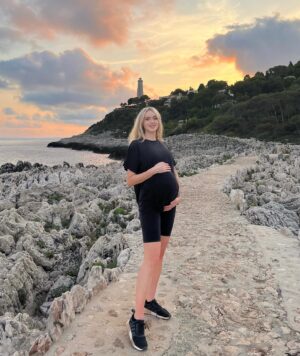 Ksenia Sukhinova Instagram - Скоро ровно год как на свет появилось мое счастье, мой лучик света: веселый, жизнерадостный, уравновешенный и очень общительный мальчик. Говорят же, что беременность и состояние мамы очень влияет на малыша))🤞🏻🙏🏻😅 моя прошла как в самых лучших моих мечтах, я чувствовала себя просто потрясающе. Было много энергии, улыбок, смеха, счастья и любви. Очень много ходила пешком, по 10км, практически каждый день. Причем, на 8м-9м месяце, было жарко,как в Сахаре)), но и это меня не останавливало)) Было также много волос))) и самая красивая кожа, которая когда- либо у меня была)) А еще я мечтала, как многие современные мамочки, быть стройной и выйти из роддома в таком же весе, как я и была до беременности. В итоге, все мечты сбылись)) за время беременности я набрала 9 кг, а вышла из роддома меньше чем я была до родов, но уже с комочком самого главного счастья моей жизни 🙏🏻