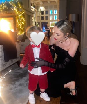 Ksenia Sukhinova Instagram - С Новым годом, друзья! Пусть он принесет много приятных поводов для радости! 💫 #happynewyear