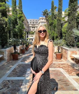 Ksenia Sukhinova Instagram - Скоро ровно год как на свет появилось мое счастье, мой лучик света: веселый, жизнерадостный, уравновешенный и очень общительный мальчик. Говорят же, что беременность и состояние мамы очень влияет на малыша))🤞🏻🙏🏻😅 моя прошла как в самых лучших моих мечтах, я чувствовала себя просто потрясающе. Было много энергии, улыбок, смеха, счастья и любви. Очень много ходила пешком, по 10км, практически каждый день. Причем, на 8м-9м месяце, было жарко,как в Сахаре)), но и это меня не останавливало)) Было также много волос))) и самая красивая кожа, которая когда- либо у меня была)) А еще я мечтала, как многие современные мамочки, быть стройной и выйти из роддома в таком же весе, как я и была до беременности. В итоге, все мечты сбылись)) за время беременности я набрала 9 кг, а вышла из роддома меньше чем я была до родов, но уже с комочком самого главного счастья моей жизни 🙏🏻