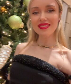 Ksenia Sukhinova Instagram - С Новым годом, друзья! Пусть он принесет много приятных поводов для радости! 💫 #happynewyear