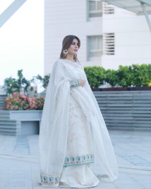 Kubra Khan Instagram - Meri taraf se Aap Sab ko.. Bohot Bohot Eid Mubarak. Aap Sab ki Eid aapki iftari ke plate se ziyada khushiyon bhari ho. Ameen 🙏🏼❤️ 

👗: @sadaffawadkhan 💖 
💄: @daanii_bukhari ❤️
📸: @omarsaeedofficial