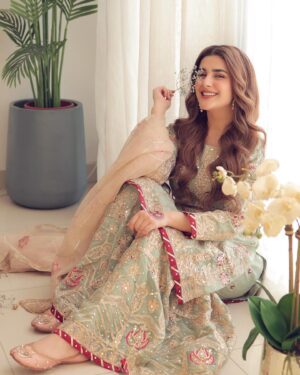 Kubra Khan Instagram - میری حسین عید 🌸
@haseensofficial 

#StyledbyLAAM #FeelingHaseen #HaseensOfficial