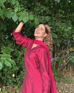 Kubra Khan Instagram - It’s all about days filled with bright Sun and big smiles in @armas_clothing 🌞✨

Shop at: www.armasclothing.com

#Armas #WearArmas #ArmasFestive #Armasclothing