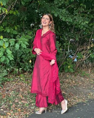 Kubra Khan Instagram - It’s all about days filled with bright Sun and big smiles in @armas_clothing 🌞✨

Shop at: www.armasclothing.com

#Armas #WearArmas #ArmasFestive #Armasclothing
