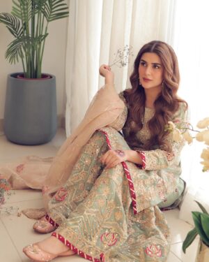 Kubra Khan Instagram - میری حسین عید 🌸
@haseensofficial 

#StyledbyLAAM #FeelingHaseen #HaseensOfficial