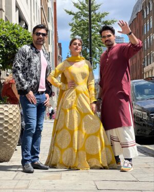 Kubra Khan Instagram - Last picture : When you say “ #LondonNahiJaunga” and you end up in london. 🤣🤣🤣