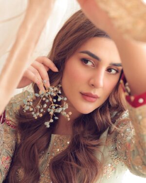 Kubra Khan Instagram - میری حسین عید 🌸
@haseensofficial 

#StyledbyLAAM #FeelingHaseen #HaseensOfficial