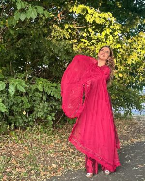 Kubra Khan Instagram - It’s all about days filled with bright Sun and big smiles in @armas_clothing 🌞✨

Shop at: www.armasclothing.com

#Armas #WearArmas #ArmasFestive #Armasclothing