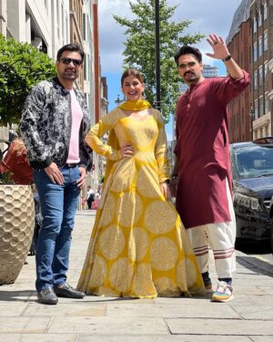 Kubra Khan Instagram - Last picture : When you say “ #LondonNahiJaunga” and you end up in london. 🤣🤣🤣