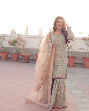 Kubra Khan Instagram - میری حسین عید 🌸
@haseensofficial 

#StyledbyLAAM #FeelingHaseen #HaseensOfficial