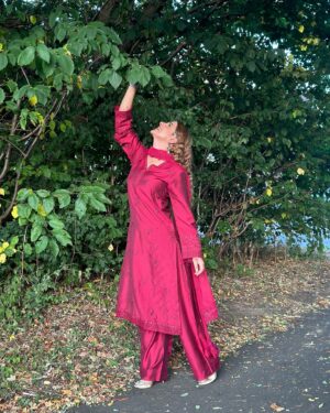 Kubra Khan Instagram - It’s all about days filled with bright Sun and big smiles in @armas_clothing 🌞✨

Shop at: www.armasclothing.com

#Armas #WearArmas #ArmasFestive #Armasclothing
