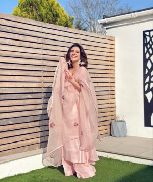 Kubra Khan Instagram - Eid Mubarak everyone! And To all those Dosts of mine jo mujhe har saal Eidi detey hain, please meri Eidi nikaal ke side pe rakh dain. I’ll come back and take it. KTenksBye. 

Also, @officialfahadhussayn I love my Eidi so much! I felt like a flower 🌸 😭 Thankies ❤️❤️