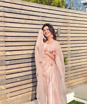 Kubra Khan Instagram - Eid Mubarak everyone! And To all those Dosts of mine jo mujhe har saal Eidi detey hain, please meri Eidi nikaal ke side pe rakh dain. I’ll come back and take it. KTenksBye. 

Also, @officialfahadhussayn I love my Eidi so much! I felt like a flower 🌸 😭 Thankies ❤️❤️