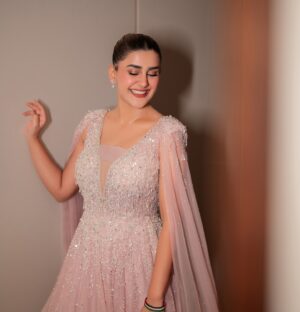 Kubra Khan Instagram - If you couldn’t tell, I was shaking inside. The Nerves, the adrenaline..everything kicked in all at once. But more than that, the excitement of performing in my home town in front of my people was beyond everything. 
Thank you London for always showering so much over me🥰 🥰 You will always be my first love. I love you ❤️🥰 #HumAwardsLondon2024 

💄: @iambabarzaheer 😘❤️
👗: @esteleslondon 🥰
Styling : @zafshabir 🥰🧟‍♂️🤭
📸: @syedsaqlain1 🤗
Jewellery : @deeyajewellery ❤️