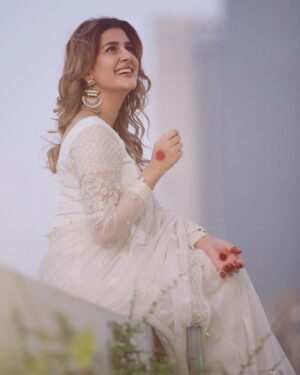 Kubra Khan Instagram - Absolutely love my Eidi from @mariabofficial 🤍✨ #EidDay2

____________________________
👗: @mariabofficial 
💄: @daanii_bukhari 
📸: @omarsaeedofficial