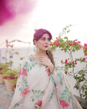 Kubra Khan Instagram - @haseensofficial lighting up my Eid like a flower fairy ✨🌸

Eid Mubarak to everyone. While we dive into Eid celebrations.. please don’t forget to be grateful for everything  and EVERYONE you have around you. Many would give anything and everything for it. Be kinder. The world isn’t as bright as it once used to be.. the least we can do is be the light for those around us ❤️⭐️

#StyledByLaam #HaseensOfficial #FeelingHaseen