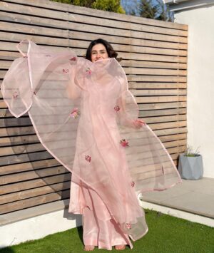 Kubra Khan Instagram - Eid Mubarak everyone! And To all those Dosts of mine jo mujhe har saal Eidi detey hain, please meri Eidi nikaal ke side pe rakh dain. I’ll come back and take it. KTenksBye. 

Also, @officialfahadhussayn I love my Eidi so much! I felt like a flower 🌸 😭 Thankies ❤️❤️